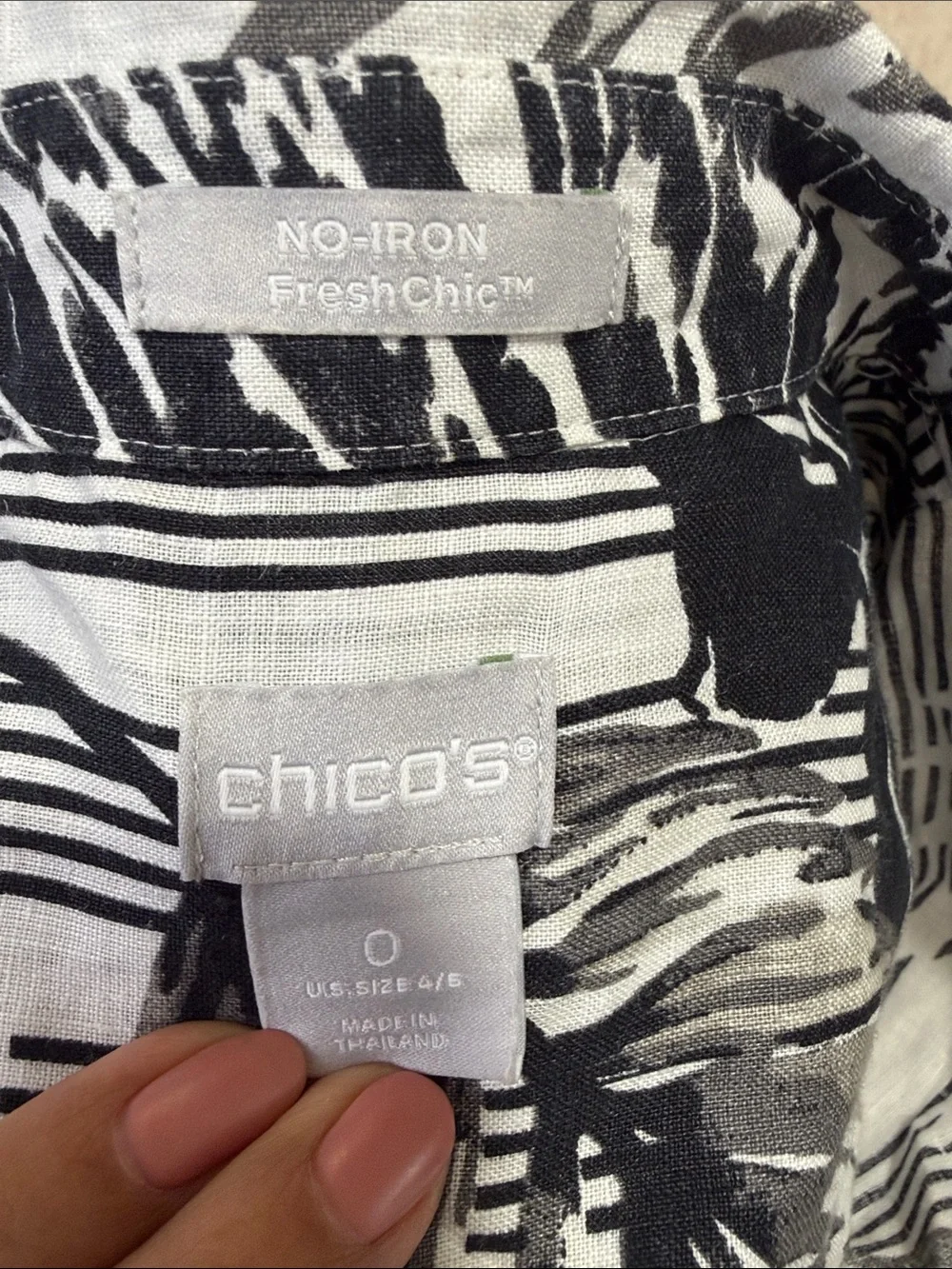 Chico’s Sleeveless Black & White Tropical Leaf Print Button-Down Top US size 4/6 - Picture 4 of 6
